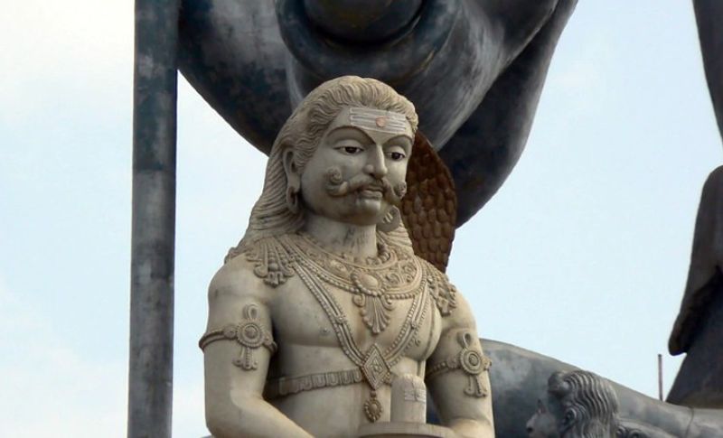 इसलिए रावण को मानते हैं दामाद
बताया जाता है कि मंदसौर का असली नाम दशपुर था और यह रावण की पत्नी मंदोदरी का मायका था। स्थानीय कर्मकांडी विद्वान श्याम पंड्या का कहना है कि एक मान्यता है कि मंदोदरी नामदेव समाज की ही बेटी थीं, इसलिए रावण को दामाद की तरह सम्मान दिया जाता है और उसकी पूजा भी की जाती है। इसके अलावा विशेष रूप से संतान प्राप्ति के लिए भी यहां रावण की पूजा की जाती है। जहां लोग पहले रावण से पूरे साल की क्षमा मांगते हैं