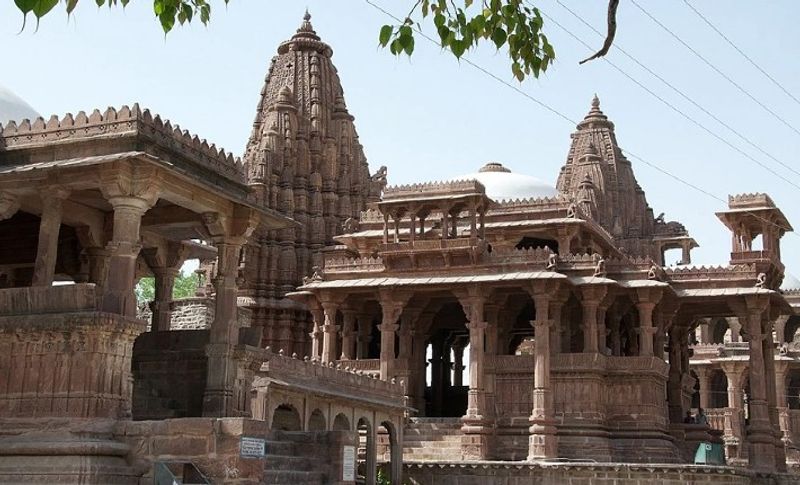 रावण को राजस्थान के जोधपुर शहर में कुछ समाज के लोग भी भगवान की तरह पूजा करते हैं। जहां वह लोग रावण को अपना वंशज मानते हैं। यहां पर एक विशाल मंदिर भी बना हुआ है।
