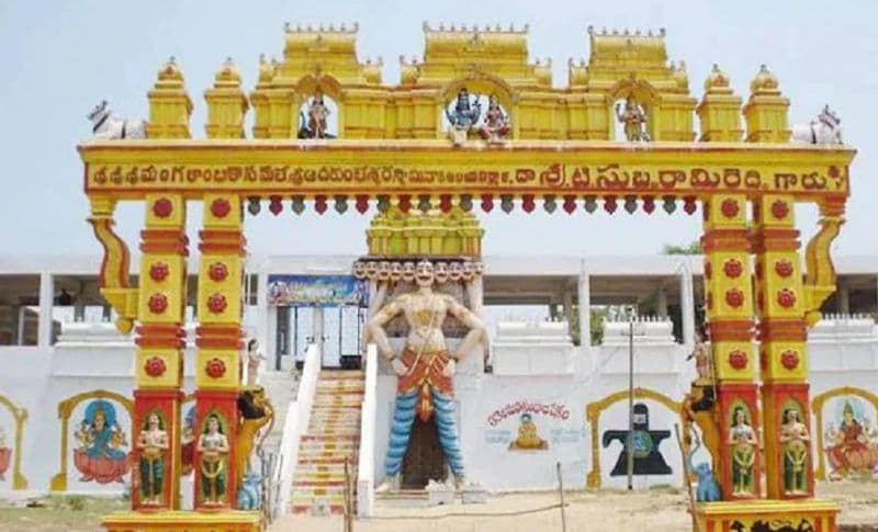 तस्वीर में दिखाई दे रहा यह मंदिर आंध्रप्रदेश के काकिनाड में बना हुआ है। जहां पर रावण बड़ी प्रतिमा मंदिर में रखी हुई है। लोग रावण को भगवान मानते हैं। दशहरे के दिन धूमधाम से भगवान शिव के साथ रावण की भी पूजा करते हैं।