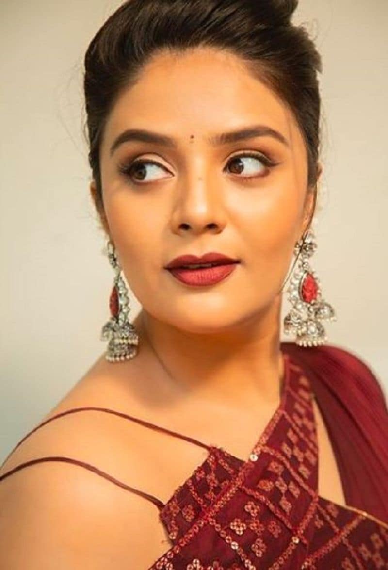 Anchor Sreemukhi Ravishing Looks In Red Dress , internet goes gaga over her looks