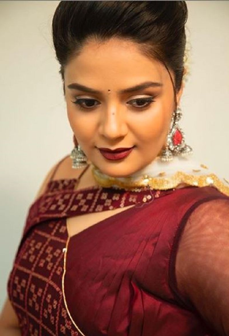 Anchor Sreemukhi Ravishing Looks In Red Dress , internet goes gaga over her looks