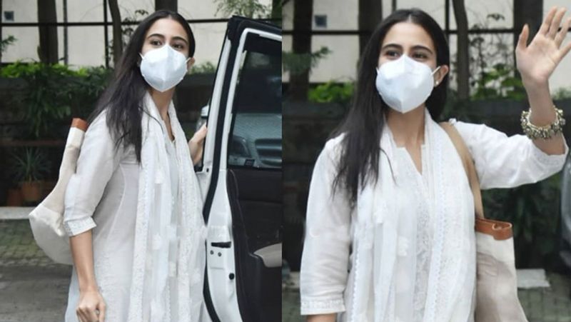 सारा के बाल इस दौरान खुले थे और उन्होंने अपनी ड्रेस की मैचिंग के कलर का मास्क पहन रखा था।
