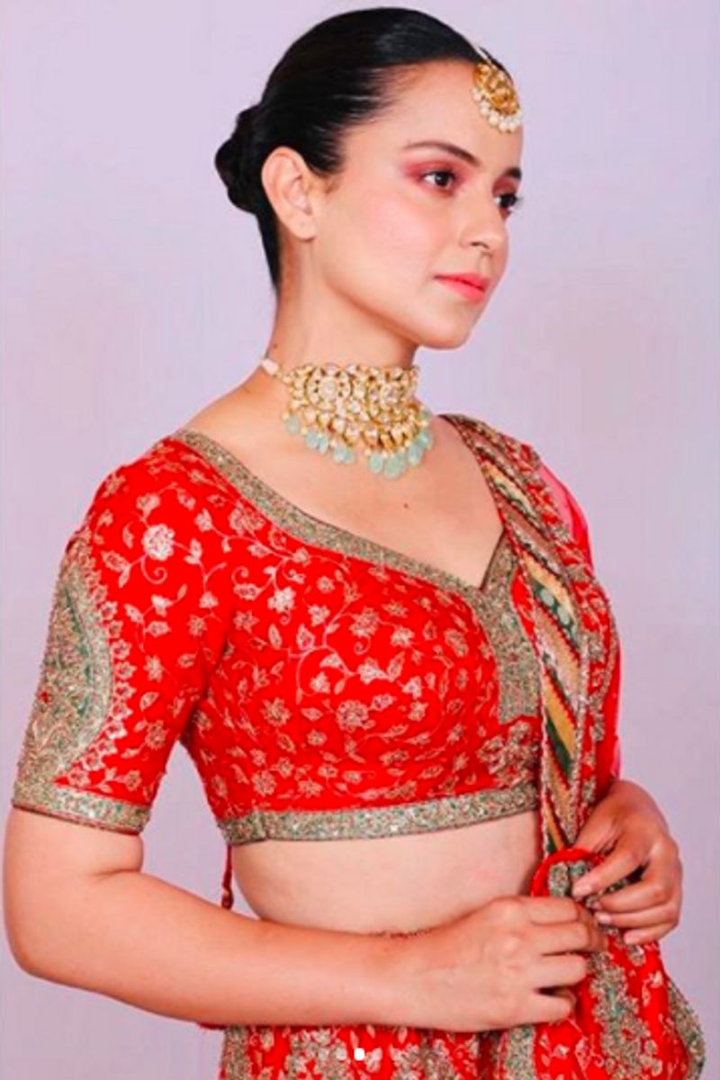 Kangana Ranaut weared expensive lehenga at brothers wedding dpl