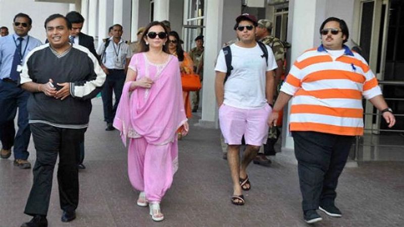 अपने पति मुकेश अंबानी और छोटे बेटे अनंत अंबानी के साथ वॉक कर कहीं जाती हुईं नीता अंबानी। उस वक्त अनंत अंबानी का वजन बहुत ही ज्यादा था। 