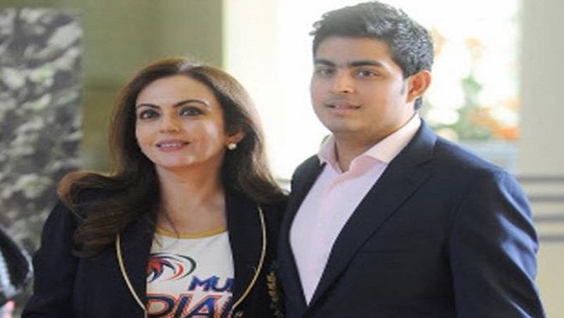 आईपीएल (IPL) के एक इवेंट के दौरान बड़े बेटे आकाश अंबानी के साथ नीता अंबानी। यह तस्वीर भी बेहद खूबसूरत है। 