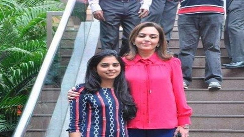 बेटी ईशा अंबानी के साथ किसी इवेंट में शामिल होने जा रहीं नीता अंबानी बेहद ग्लैमरस नजर आ रही हैं।