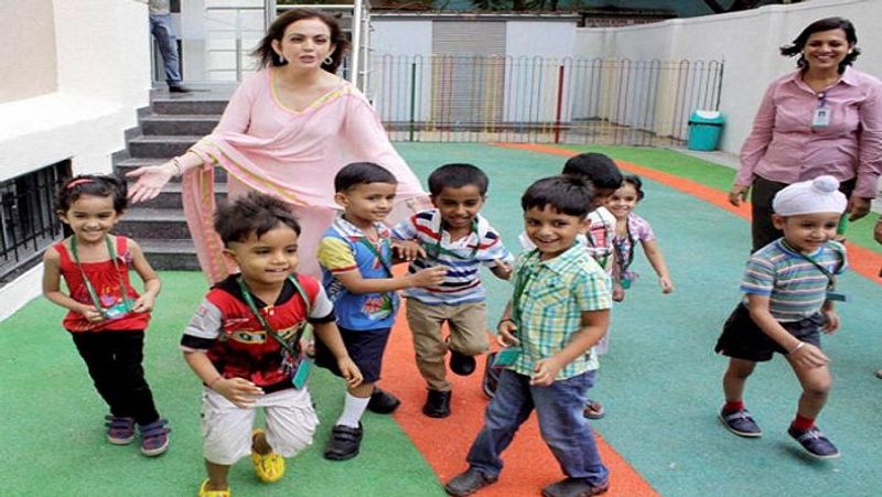 नीता अंबानी को बच्चों से बेहद लगाव है। जब भी उन्हें समय मिलता है, वे बच्चों के साथ वक्त जरूर बिताती हैं। इस तस्वीर में वे नर्सरी के छोटे बच्चों के साथ दिख रही हैं। 