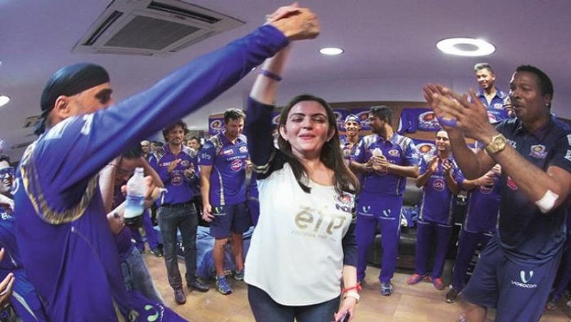 आईपीएल के एक मैच में अपनी टीम मुंबई इंडियन्स की जीत पर हरभजन सिंह और टीम के दूसरे खिलाड़ियों के साथ डांस कर सेलिब्रेट करतीं नीता अंबानी। 