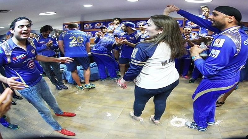 आईपीएल के मैच में मुंबई इंडियन्स की जीत के बाद हरभजन सिंह के साथ डांस करतीं नीता अंबानी। इसमें आकाश अंबानी और टीम के दूसरे प्लेयर भी नजर आ रहे हैं। 