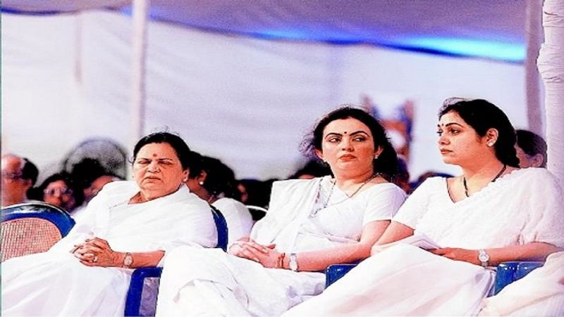एक फंक्शन में नीता अंबानी अपनी सास कोकिलाबेन अंबानी के साथ दिख रही हैं। 