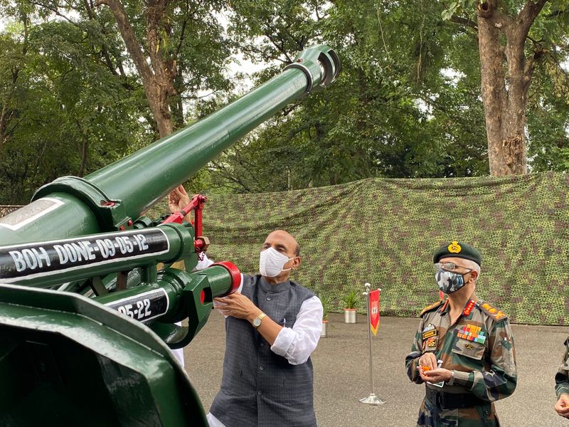 रक्षा मंत्री राजनाथ सिंह सिक्किम में भारतीय सेना के जवानों के साथ दशहरा मनाने पहुंचे।