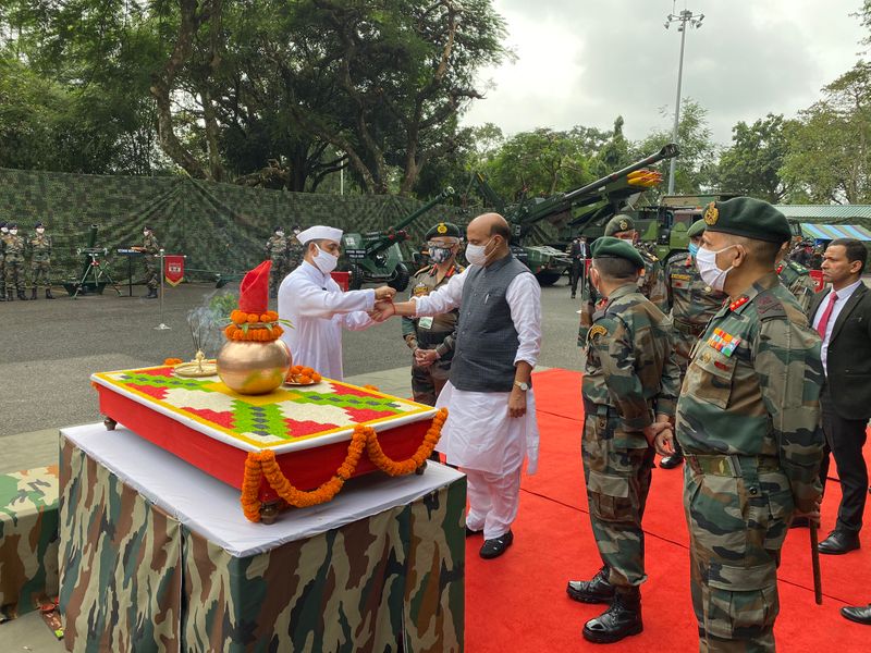 यहां राजनाथ सिंह ने सिक्किम के सुकना वार मेमोरियल में शस्त्र पूजा की।