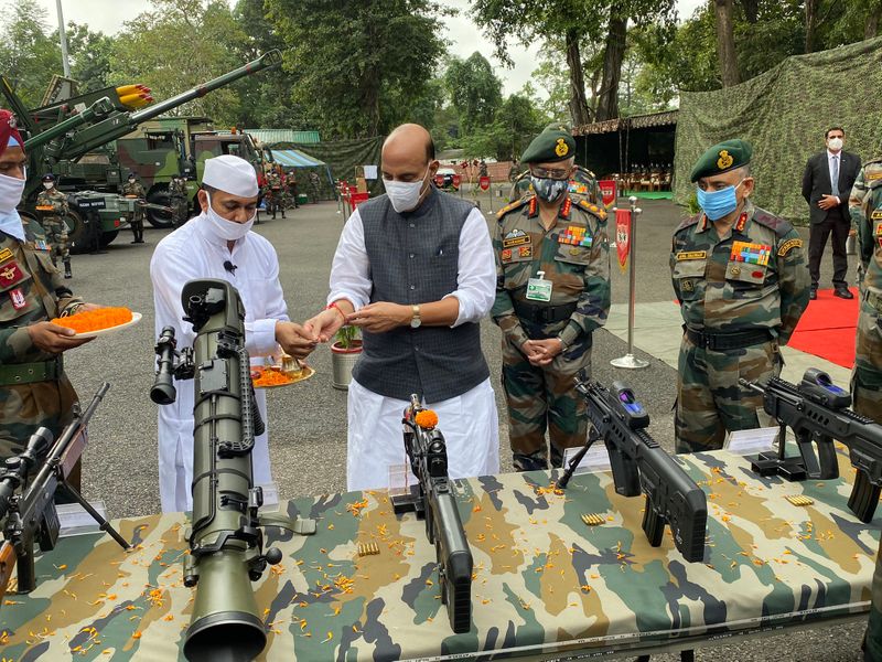 राजनाथ सिंह ने कहा, भारत चीन की सीमा पर जो तनाव चल रहा है भारत ये चाहता है कि तनाव खत्म हो, शांति स्थापित हो है लेकिन कभी-कभी नापाक हरकत होती रहती है।