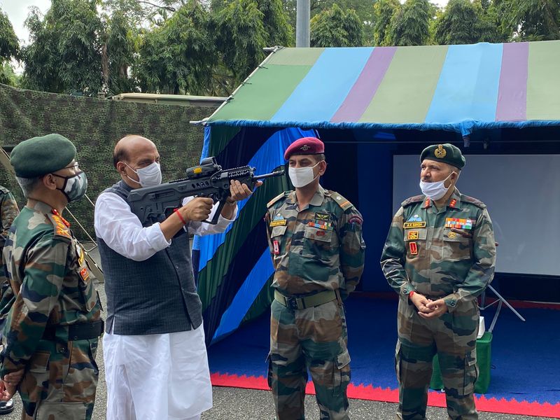 जवानों को संबोधित करते हुए राजनाथ सिंह ने कहा, इस समय गलवान में हमारे बिहार रेजिमेंट के 20 जवानों ने मातृभूमि की रक्षा के लिए अपनी कुर्बानी दी। यह राष्ट्र और सीमाएं आपके चलते ही सुरक्षित हैं।