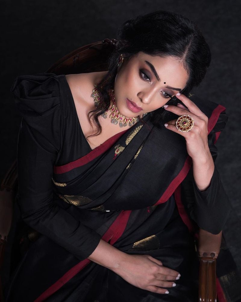 bigg boss abhirami Latest Wedding style photo shoot with jewelry wins internet