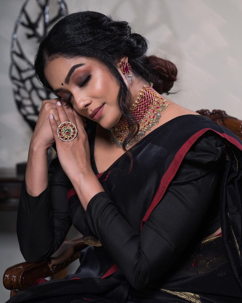 bigg boss abhirami Latest Wedding style photo shoot with jewelry wins internet