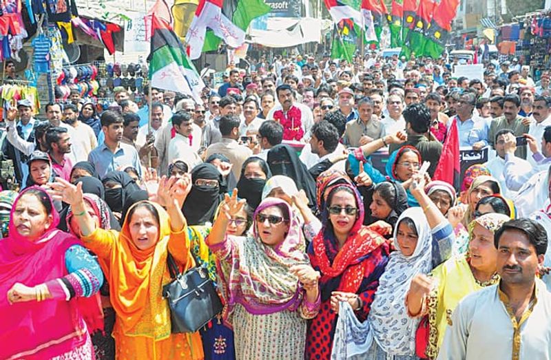Pakistan to sell two Sindh islands to China