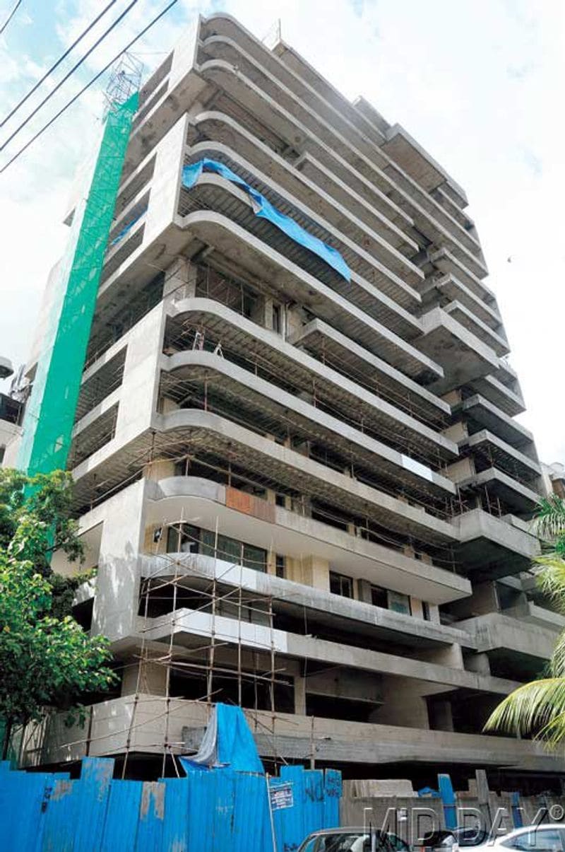 Hrithik roshan Almost paids 100 crores to super size luxury house in mumbai