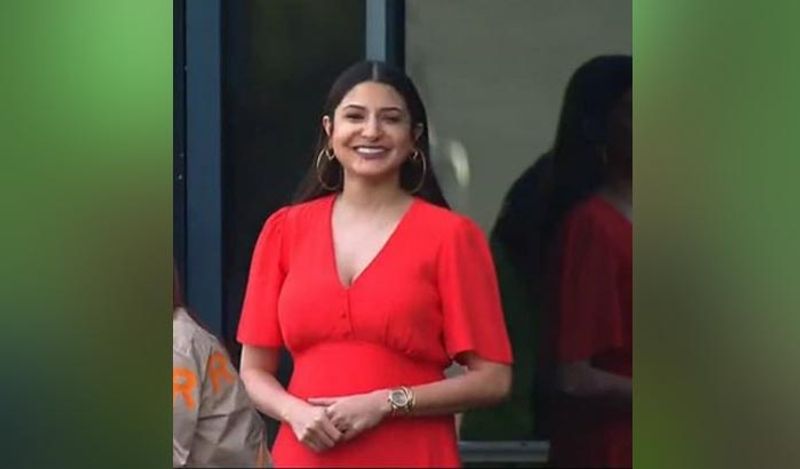 Papa Virat asked Anushka in a gesture between the match 1 question, listening to the mummy turned red in the stadium - bsb
