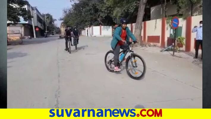 Chitradurga SP Radhika city Round On Cycle snr Chitradurga SP Radhika city Round On Cycle snr