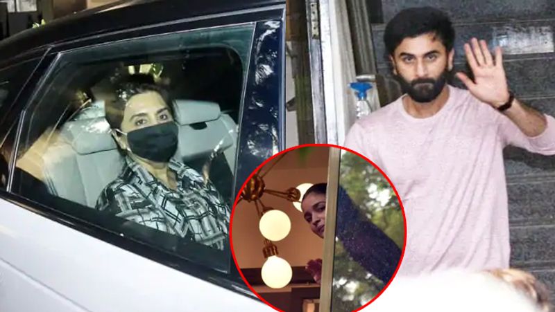 बता दें कि आलिया अपने घर की खिड़की पर खड़ी थी और बार-बार बाहर झांक रही थी। जैसे उन्होंने देखा कि होने वाली सास नीतू सिंह फैमिली के साथ पहुंची उनके चेहरे पर मुस्कान खिल उठी।