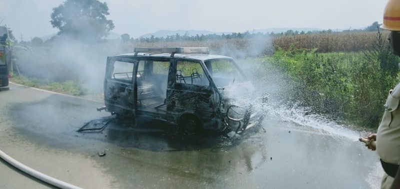 Omni Car Catches Fire while On Moving in Haveri snr