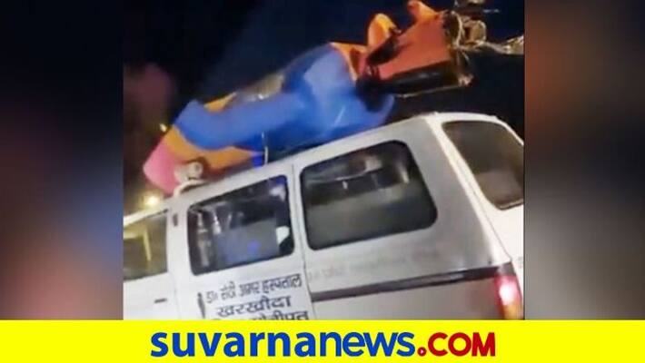 Viral Video of Ravana Riding On An Ambulance Before Dussehra Goes Viral pod Viral Video of Ravana Riding On An Ambulance Before Dussehra Goes Viral pod