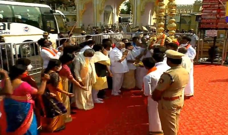 Mysuru Dasara CM BS Yediyurappa performs puja to Nandi Dhwaja -ymn
