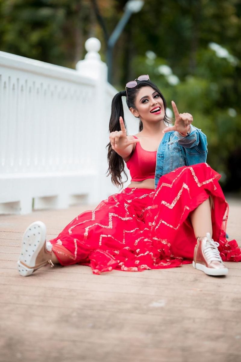 actress iniya stunning hot new photo shoot