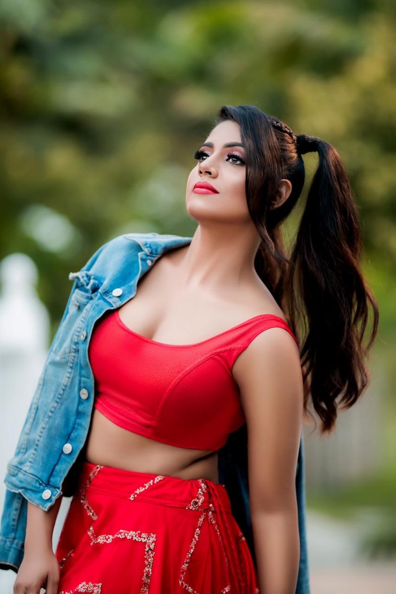 actress iniya stunning hot new photo shoot