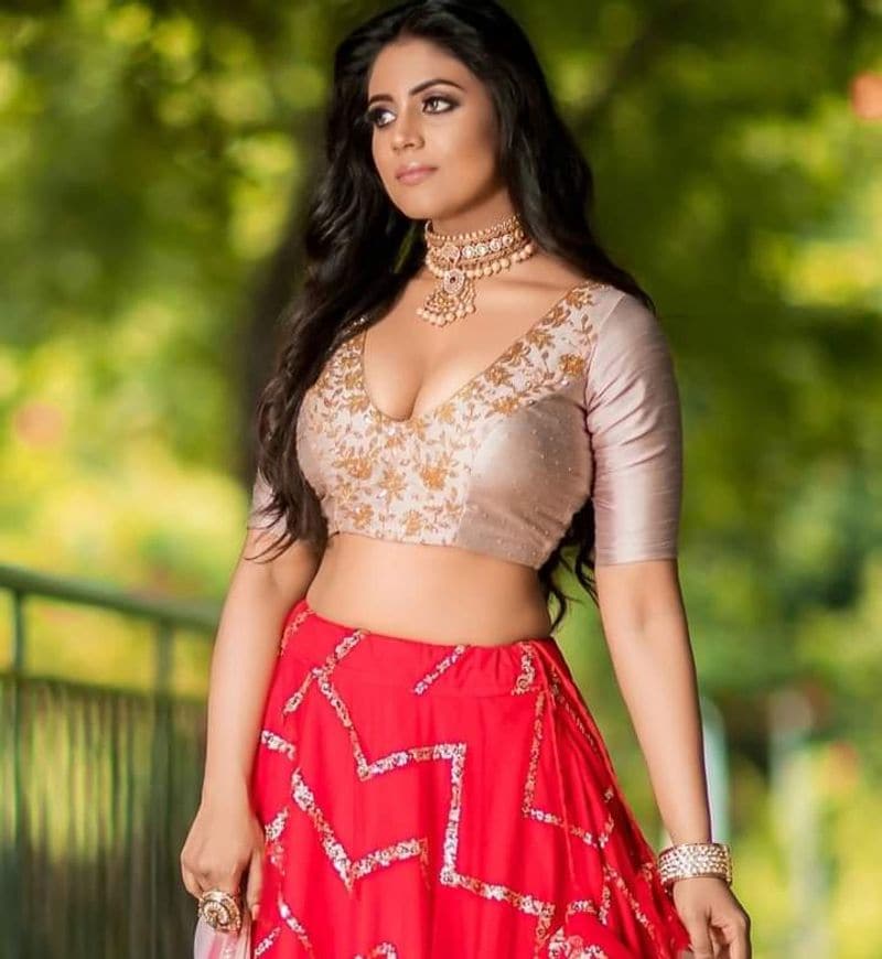 actress iniya stunning hot new photo shoot