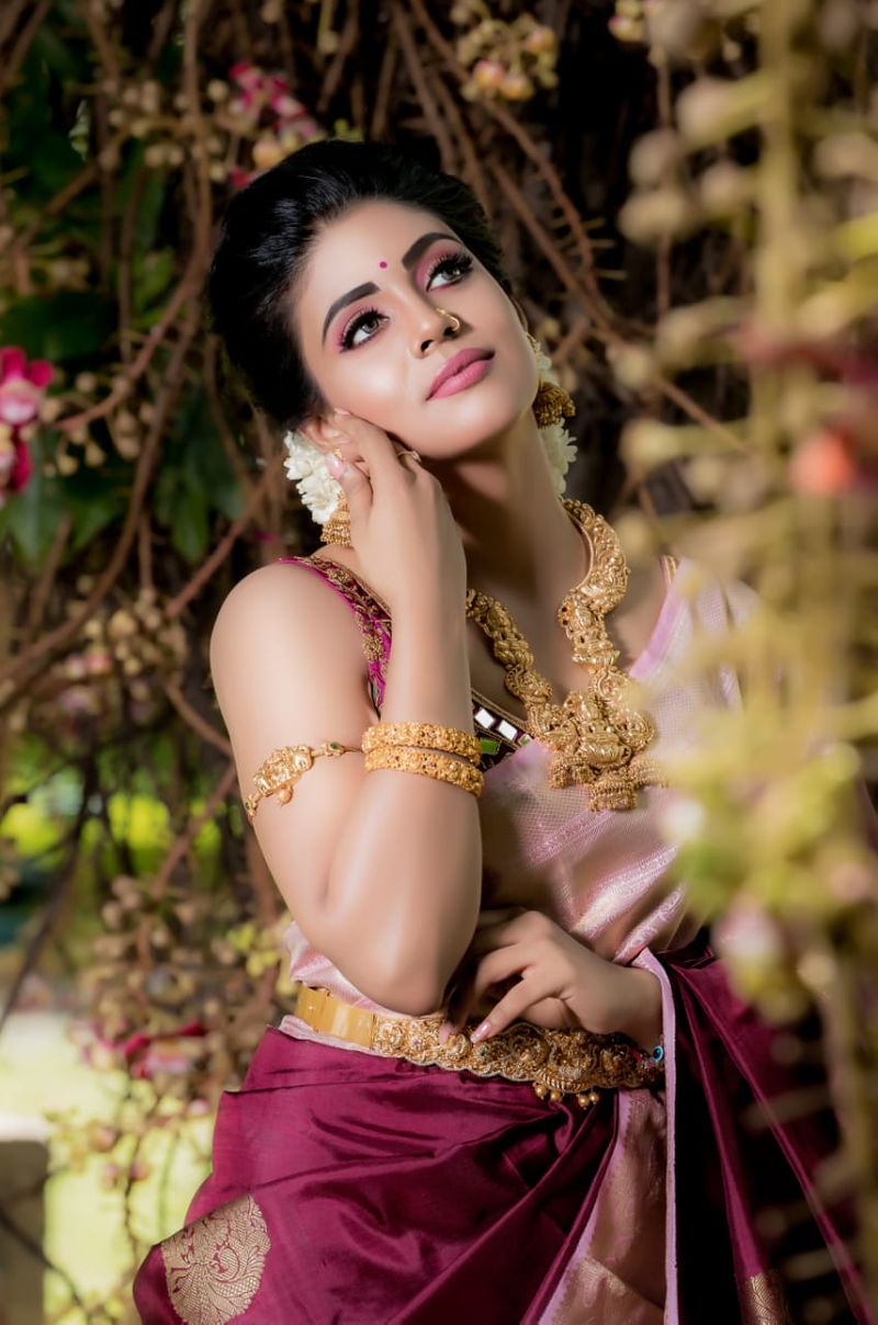 actress iniya stunning hot new photo shoot