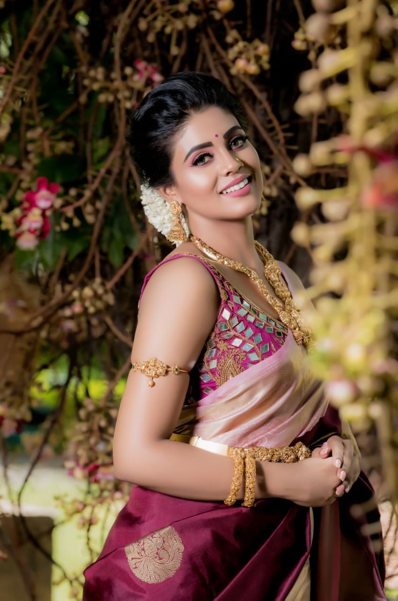 actress iniya stunning hot new photo shoot