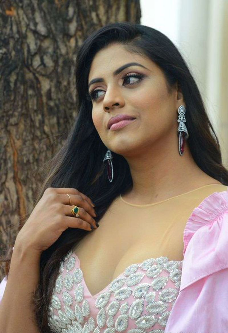 actress iniya stunning hot new photo shoot