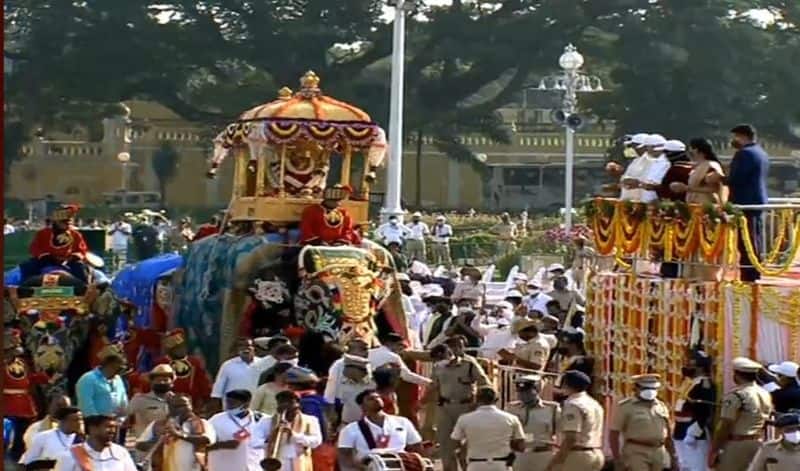 Mysuru Dasara 2020 comes to an end Abhimanyu carries golden howdah for the first time  -ymn