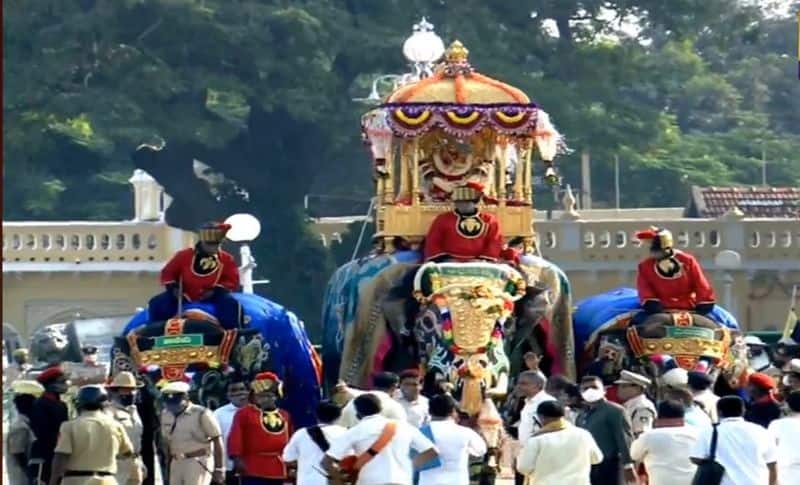 Karnataka dasara festival - people run out fear of elephant