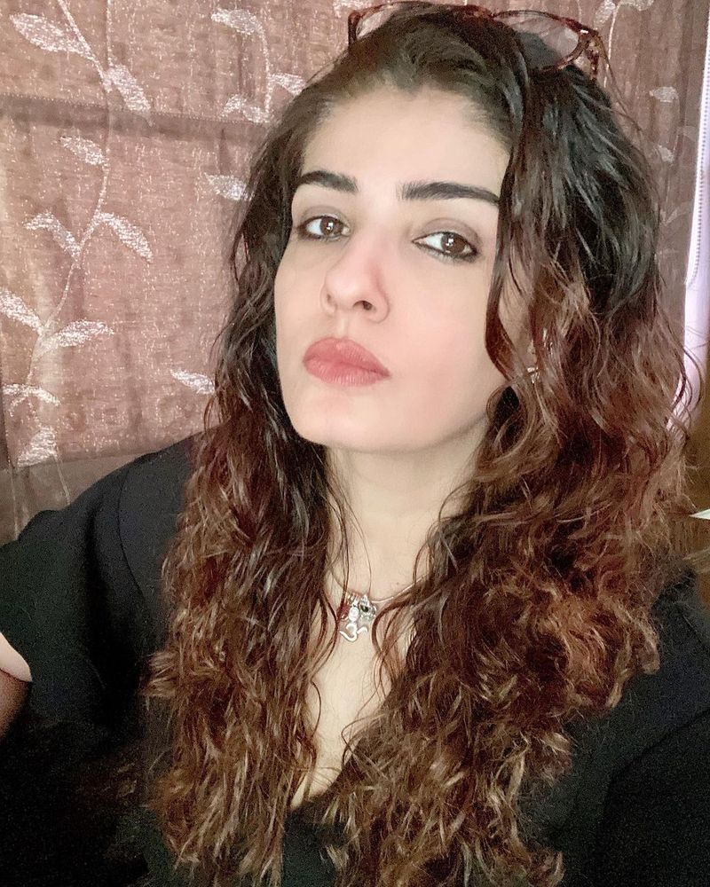raveena tandon look revealed in kgf 2 arj