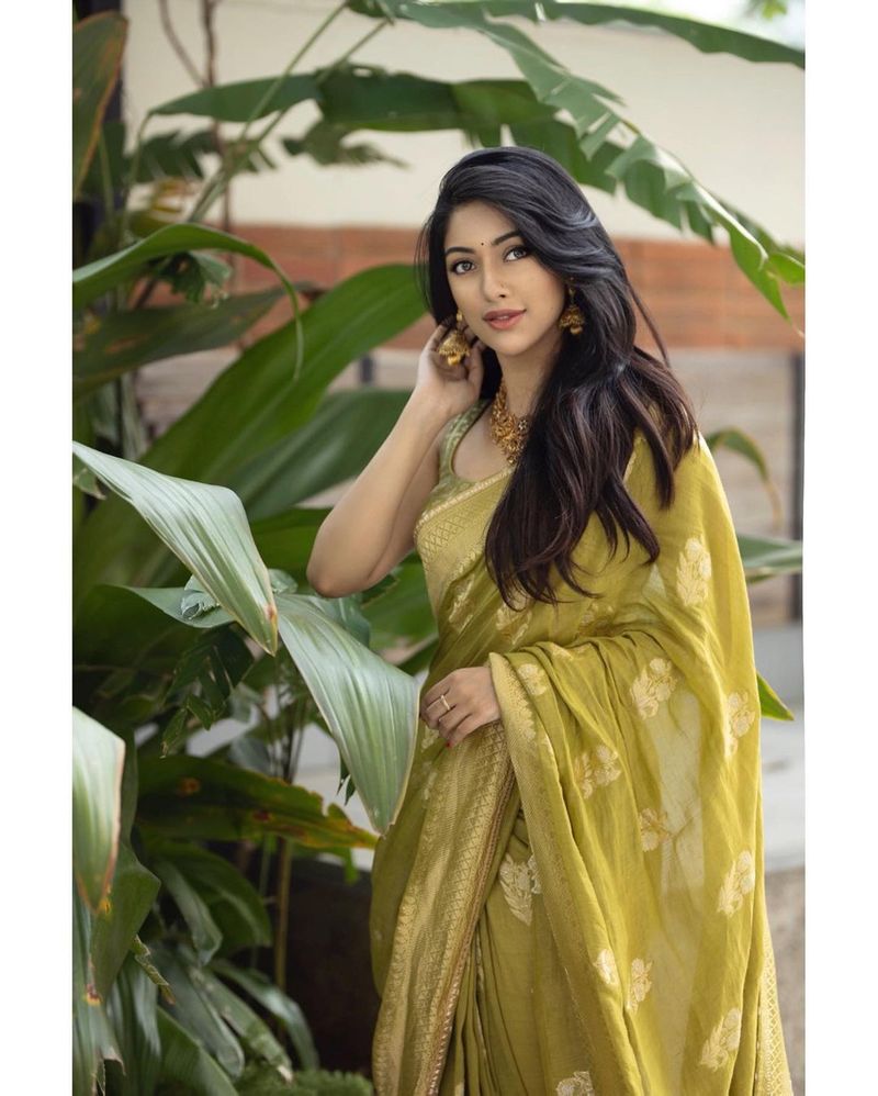 anu emmanuel sari look share with social media arj