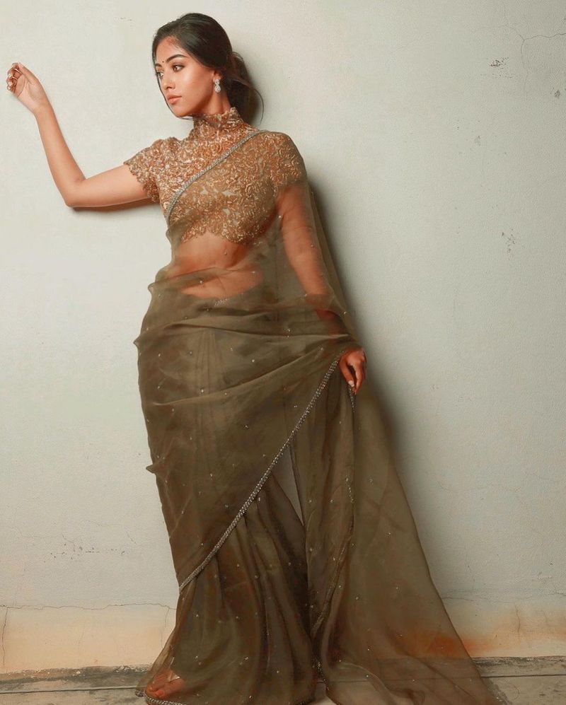 anu emmanuel sari look share with social media arj