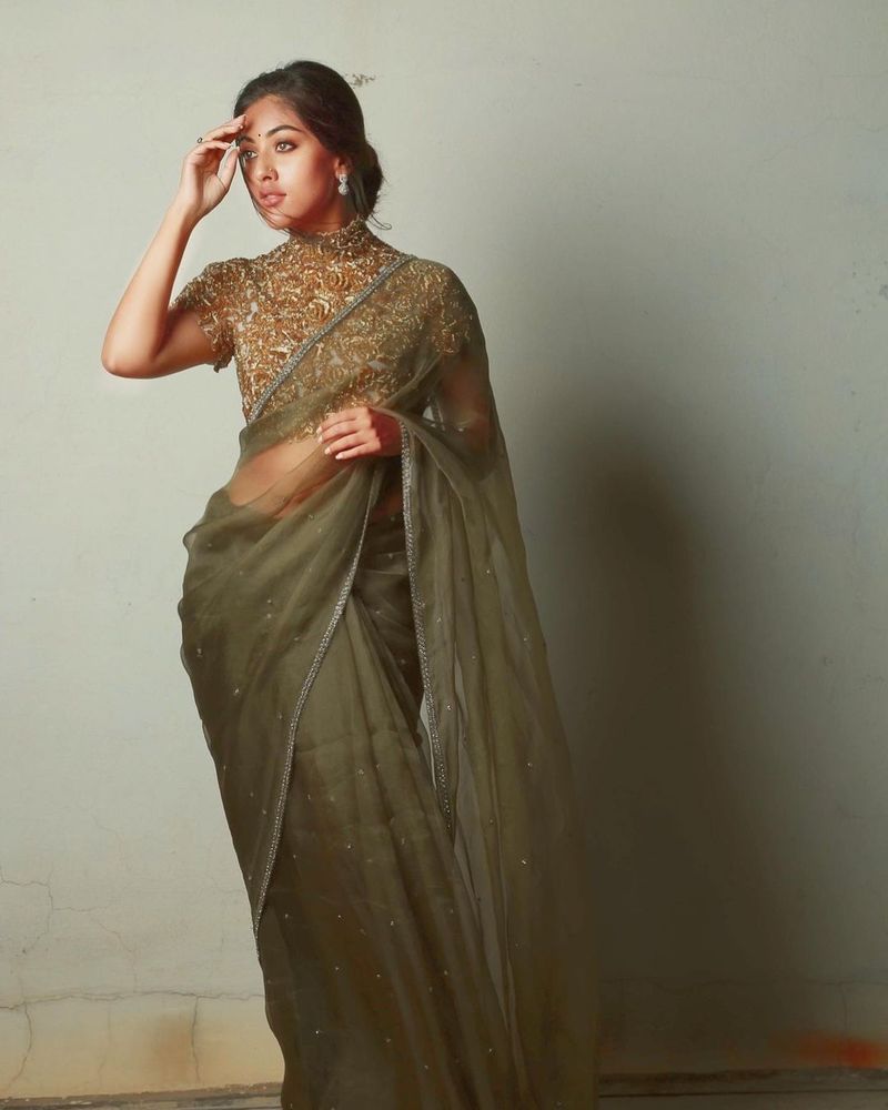 anu emmanuel sari look share with social media arj