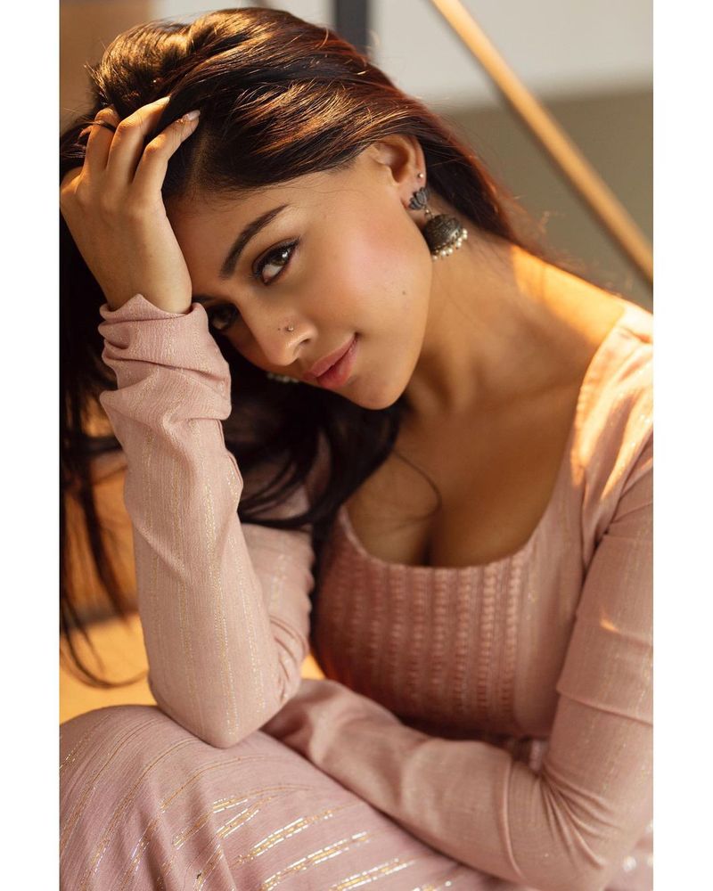 anu emmanuel sari look share with social media arj