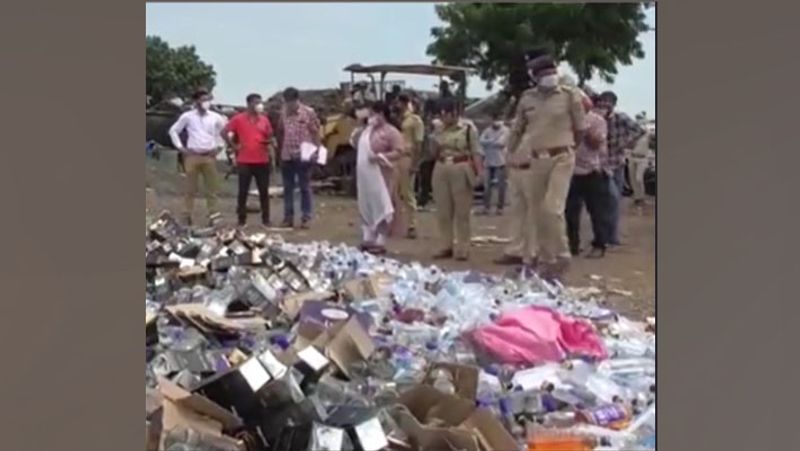 बता दें कि गुजरात में शराब बंदी में महिलाओं की बड़ी भूमिका रही है। देश के बाकी राज्यों में भी शराब के विरोध में सबसे ज्यादा महिलाएं ही मुखर रहती हैं। आगे पढ़ें इसी खबर के बारे में...
