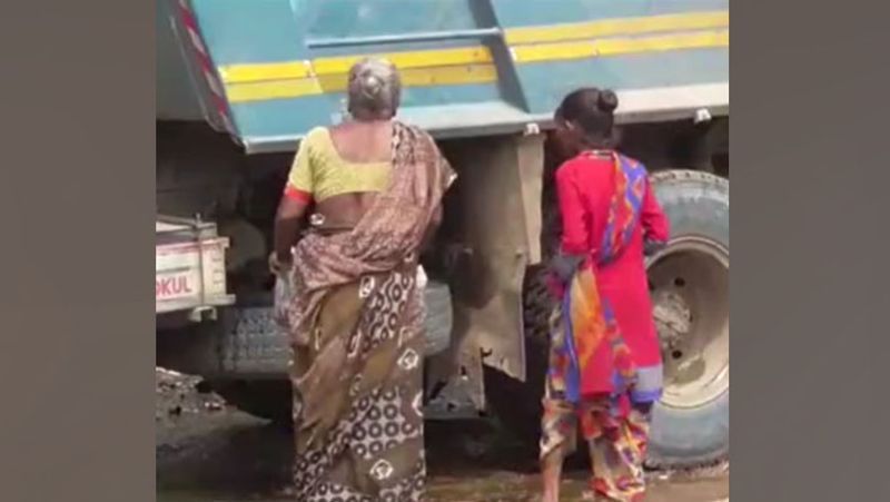 केशोद पुलिस ने पकड़ी गई 19,245 बोतल शराब पर बुल्डोजर चलवाया था। लेकिन इससे पहले ही महिलाएं और बच्चे सहित लोग शराब लूटकर ले गए। महिलाएं और बच्चे पॉलिथीन के अलावा बर्तनों में शराब भरकर ले गए। यह देखकर अफसर हैरान हुए। आगे पढ़ें इसी खबर के बारे में...