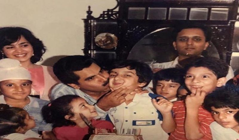 युवराज सिंह ने अपने इंस्टाग्राम पर अपने दोस्त के बर्थडे की एक तस्वीर शेयर की की है। इस तस्वीर में उनके बचपन के कई फ्रेंड नजर आ रहे हैं। युवराज भी इसी तस्वीर में हैं। क्या आपने पहचाना उन्हें। 