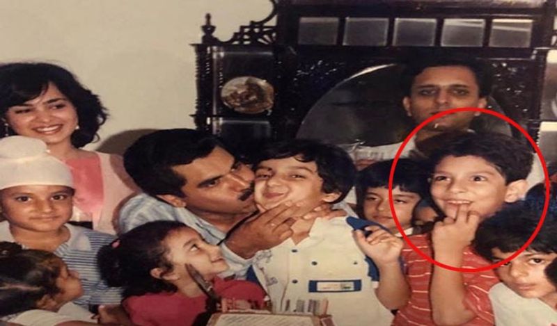 उनके कई फैंस ने झट से ही अपने पसंदीदा क्रिकेटर को पहचान लिया। एक यूजर ने लिखा कि वो बच्चा जो अपनी मिडिल फिंगर को दांतों से दबा कर रखे है, वही युवी है। जी हां, यही नटखट बच्चा हैं युवराज सिंह। 