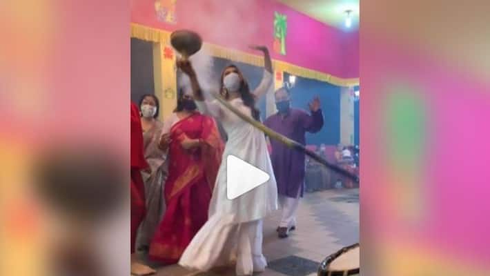 Mimi Chakraborty dhunuchi dance video goes viral RTB Mimi Chakraborty dhunuchi dance video goes viral RTB