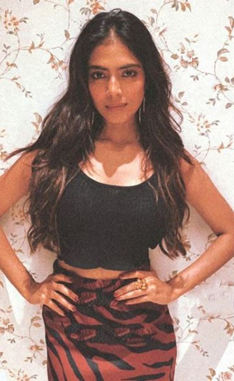 malavika mohan over load hot photo netisons slammed