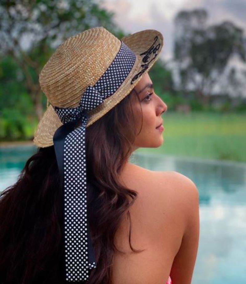 malavika mohan over load hot photo netisons slammed