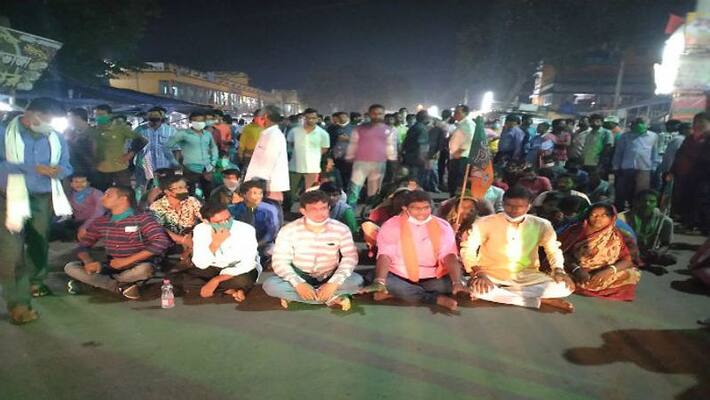 On Bjp worker death supporters are protest by road block at Midnapore ASB On Bjp worker death supporters are protest by road block at Midnapore ASB