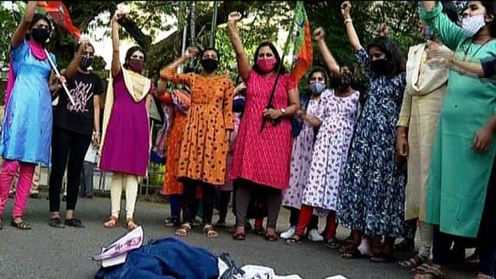 yuvamorcha women wing protest against ak balan yuvamorcha women wing protest against ak balan